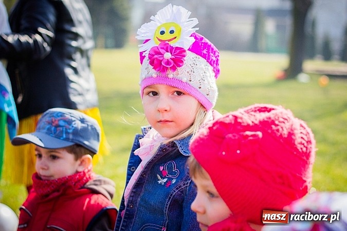 Zdjęcie w galerii na portalu naszraciborz.pl: Pani Wiosna przyszła do przedszkolaków w Sudole  wiadomości z regionu