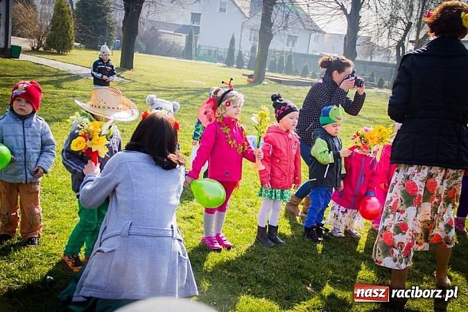 Zdjęcie w galerii na portalu naszraciborz.pl: Pani Wiosna przyszła do przedszkolaków w Sudole  wiadomości z regionu
