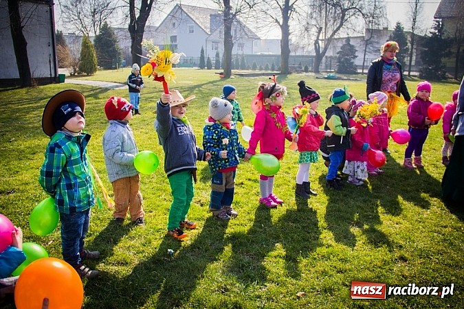 Zdjęcie w galerii na portalu naszraciborz.pl: Pani Wiosna przyszła do przedszkolaków w Sudole  wiadomości z regionu