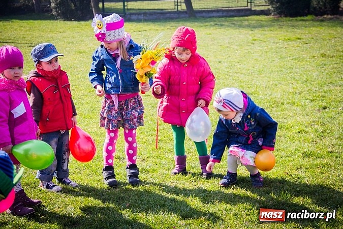 Zdjęcie w galerii na portalu naszraciborz.pl: Pani Wiosna przyszła do przedszkolaków w Sudole  wiadomości z regionu