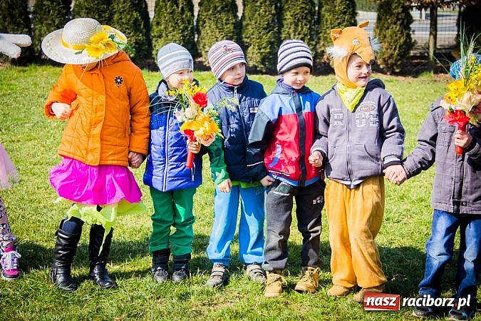 Zdjęcie w galerii na portalu naszraciborz.pl: Pani Wiosna przyszła do przedszkolaków w Sudole  wiadomości z regionu