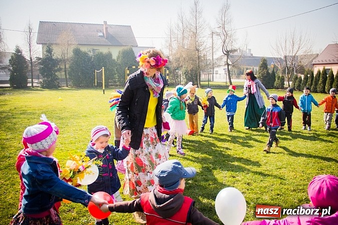 Zdjęcie w galerii na portalu naszraciborz.pl: Pani Wiosna przyszła do przedszkolaków w Sudole  wiadomości z regionu