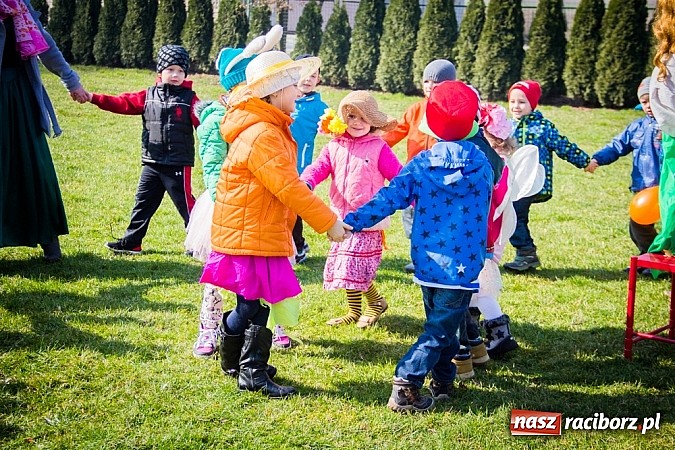 Zdjęcie w galerii na portalu naszraciborz.pl: Pani Wiosna przyszła do przedszkolaków w Sudole  wiadomości z regionu