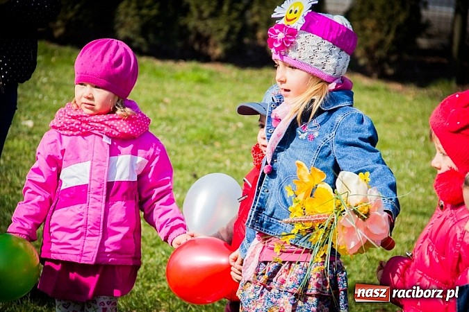 Zdjęcie w galerii na portalu naszraciborz.pl: Pani Wiosna przyszła do przedszkolaków w Sudole  wiadomości z regionu