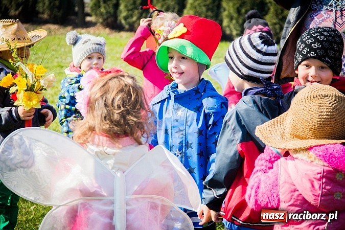 Zdjęcie w galerii na portalu naszraciborz.pl: Pani Wiosna przyszła do przedszkolaków w Sudole  wiadomości z regionu