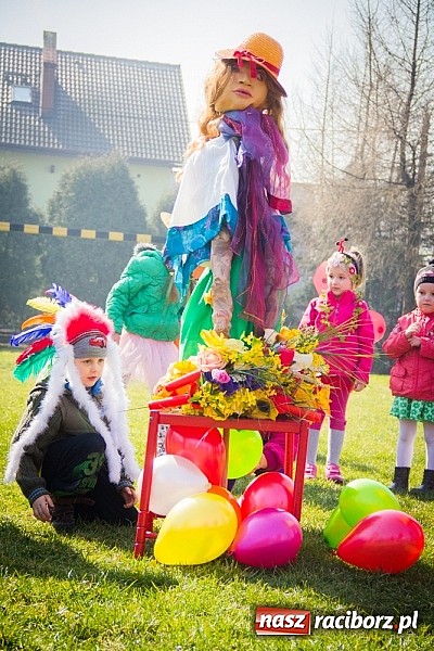 Zdjęcie w galerii na portalu naszraciborz.pl: Pani Wiosna przyszła do przedszkolaków w Sudole  wiadomości z regionu