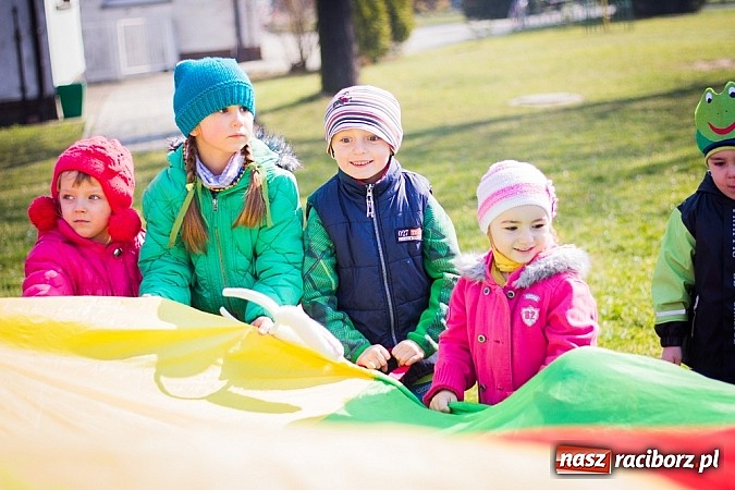 Zdjęcie w galerii na portalu naszraciborz.pl: Pani Wiosna przyszła do przedszkolaków w Sudole  wiadomości z regionu