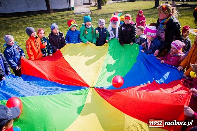 Zdjęcie w galerii na portalu naszraciborz.pl: Pani Wiosna przyszła do przedszkolaków w Sudole  wiadomości z regionu