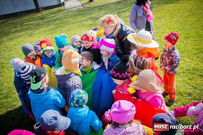Zdjęcie w galerii na portalu naszraciborz.pl: Pani Wiosna przyszła do przedszkolaków w Sudole  wiadomości z regionu