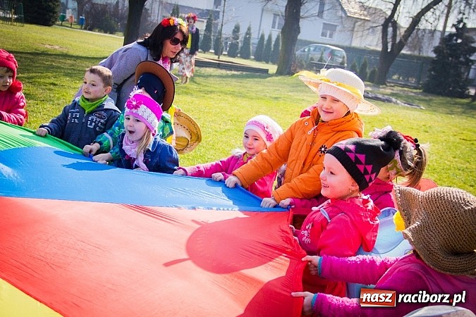 Zdjęcie w galerii na portalu naszraciborz.pl: Pani Wiosna przyszła do przedszkolaków w Sudole  wiadomości z regionu