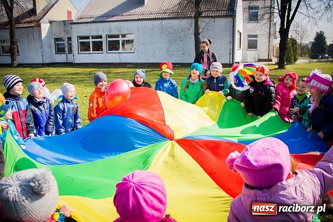 Zdjęcie w galerii na portalu naszraciborz.pl: Pani Wiosna przyszła do przedszkolaków w Sudole  wiadomości z regionu
