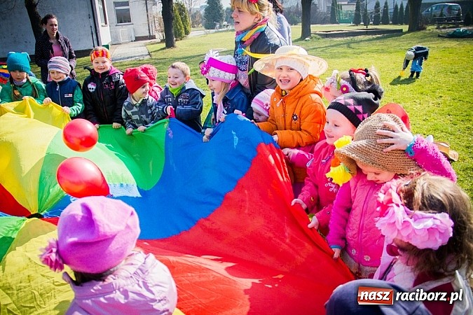 Zdjęcie w galerii na portalu naszraciborz.pl: Pani Wiosna przyszła do przedszkolaków w Sudole  wiadomości z regionu