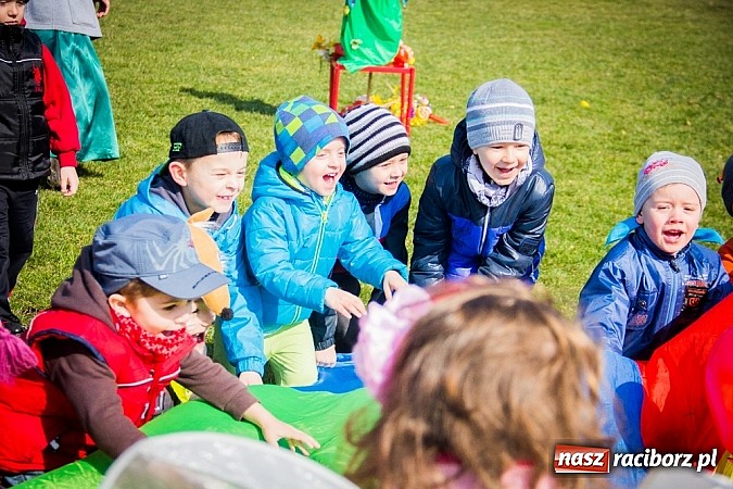 Zdjęcie w galerii na portalu naszraciborz.pl: Pani Wiosna przyszła do przedszkolaków w Sudole  wiadomości z regionu
