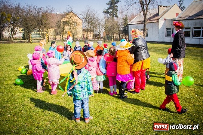 Zdjęcie w galerii na portalu naszraciborz.pl: Pani Wiosna przyszła do przedszkolaków w Sudole  wiadomości z regionu