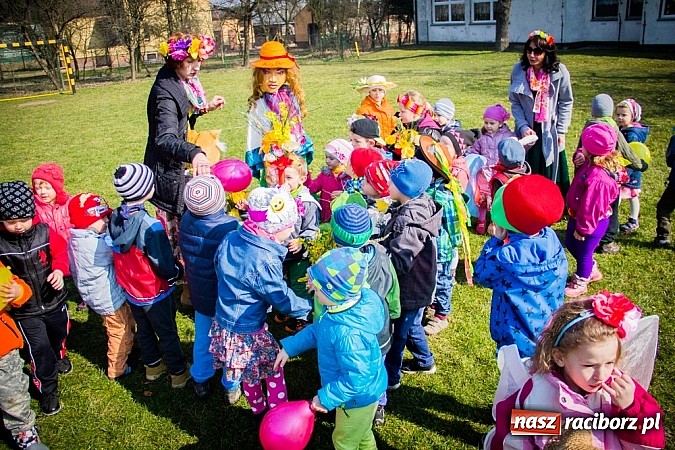 Zdjęcie w galerii na portalu naszraciborz.pl: Pani Wiosna przyszła do przedszkolaków w Sudole  wiadomości z regionu