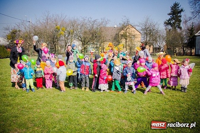 Zdjęcie w galerii na portalu naszraciborz.pl: Pani Wiosna przyszła do przedszkolaków w Sudole  wiadomości z regionu
