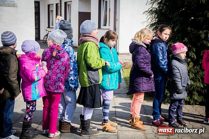 Zdjęcie w galerii na portalu naszraciborz.pl: Pani Wiosna przyszła do przedszkolaków w Sudole  wiadomości z regionu