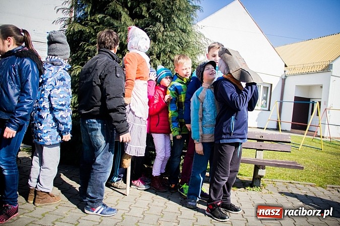 Zdjęcie w galerii na portalu naszraciborz.pl: Pani Wiosna przyszła do przedszkolaków w Sudole  wiadomości z regionu