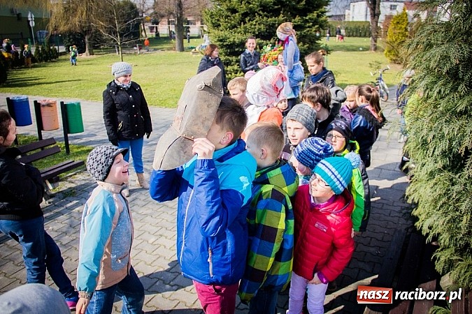 Zdjęcie w galerii na portalu naszraciborz.pl: Pani Wiosna przyszła do przedszkolaków w Sudole  wiadomości z regionu