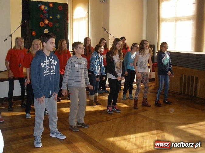 Zdjęcie w galerii na portalu naszraciborz.pl: Tak wiosnę witali w Gimnazjum nr 5 wiadomości z regionu