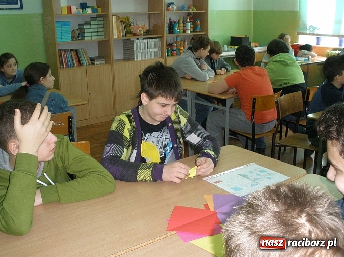 Zdjęcie w galerii na portalu naszraciborz.pl: Tak wiosnę witali w Gimnazjum nr 5 wiadomości z regionu