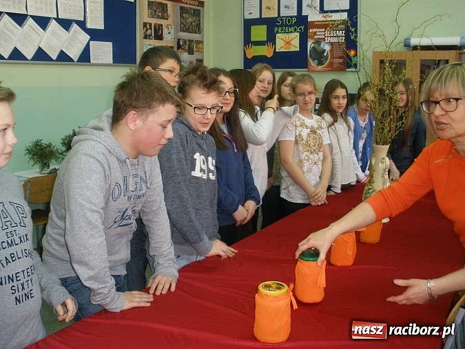 Zdjęcie w galerii na portalu naszraciborz.pl: Tak wiosnę witali w Gimnazjum nr 5 wiadomości z regionu