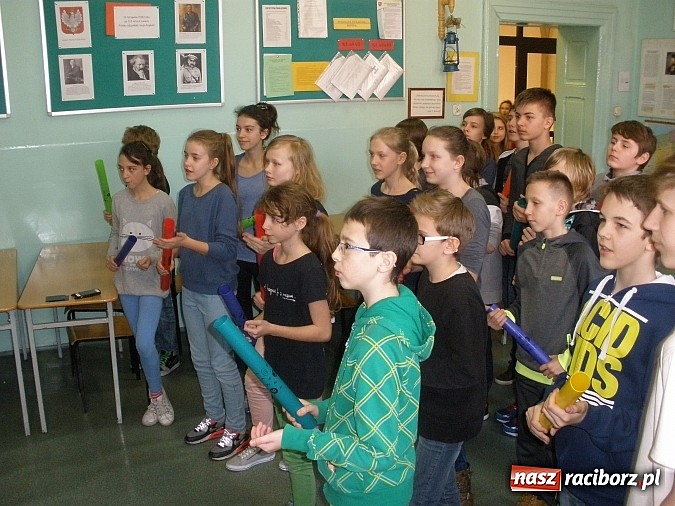 Zdjęcie w galerii na portalu naszraciborz.pl: Tak wiosnę witali w Gimnazjum nr 5 wiadomości z regionu