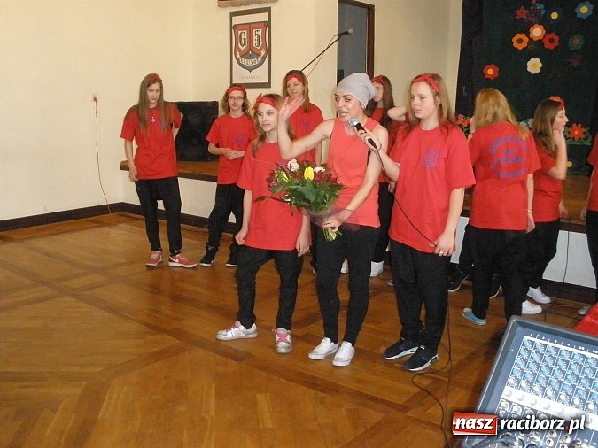 Zdjęcie w galerii na portalu naszraciborz.pl: Tak wiosnę witali w Gimnazjum nr 5 wiadomości z regionu