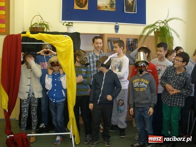 Zdjęcie w galerii na portalu naszraciborz.pl: Tak wiosnę witali w Gimnazjum nr 5 wiadomości z regionu