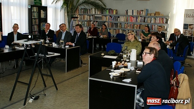 Zdjęcie w galerii na portalu naszraciborz.pl: Jak rozwinąć skrzydła - debata w książnicy wiadomości z regionu