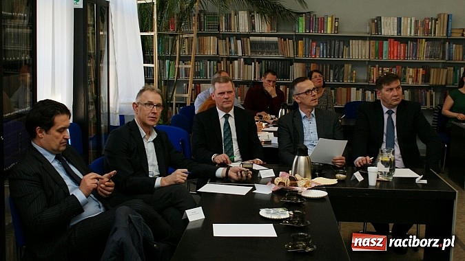 Zdjęcie w galerii na portalu naszraciborz.pl: Jak rozwinąć skrzydła - debata w książnicy wiadomości z regionu