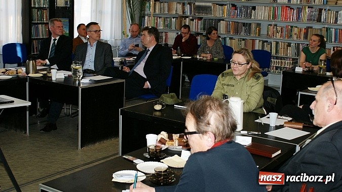 Zdjęcie w galerii na portalu naszraciborz.pl: Jak rozwinąć skrzydła - debata w książnicy wiadomości z regionu