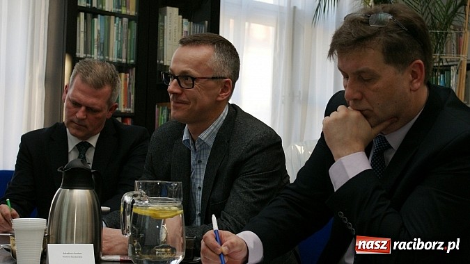 Zdjęcie w galerii na portalu naszraciborz.pl: Jak rozwinąć skrzydła - debata w książnicy wiadomości z regionu