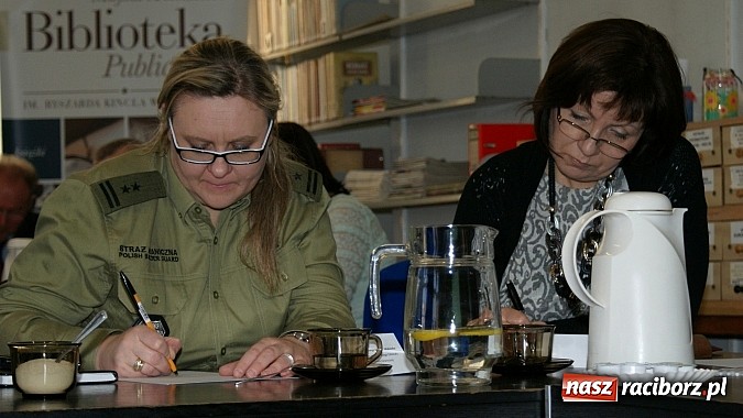 Zdjęcie w galerii na portalu naszraciborz.pl: Jak rozwinąć skrzydła - debata w książnicy wiadomości z regionu