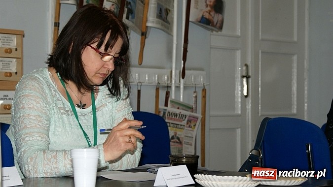 Zdjęcie w galerii na portalu naszraciborz.pl: Jak rozwinąć skrzydła - debata w książnicy wiadomości z regionu