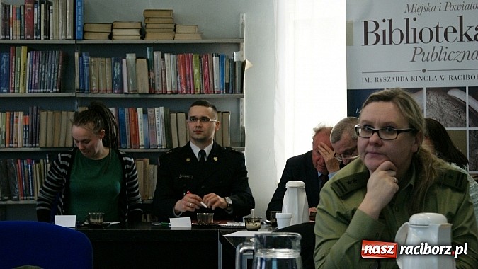 Zdjęcie w galerii na portalu naszraciborz.pl: Jak rozwinąć skrzydła - debata w książnicy wiadomości z regionu