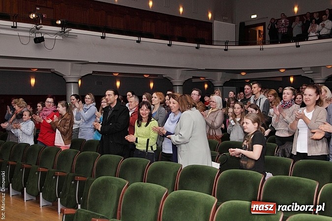 Zdjęcie w galerii na portalu naszraciborz.pl: Skaza wystawiła w RCK Moją ławeczkę wiadomości z regionu