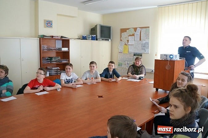 Zdjęcie w galerii na portalu naszraciborz.pl: Uczniowie z Bieńkowic z wizytą w KPP wiadomości z regionu
