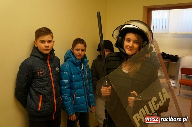 Zdjęcie w galerii na portalu naszraciborz.pl: Uczniowie z Bieńkowic z wizytą w KPP wiadomości z regionu