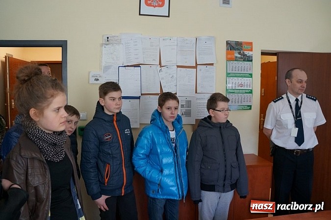 Zdjęcie w galerii na portalu naszraciborz.pl: Uczniowie z Bieńkowic z wizytą w KPP wiadomości z regionu