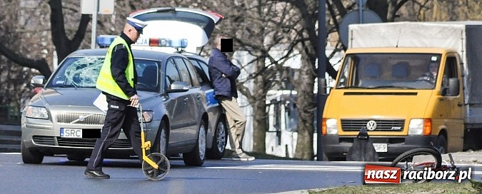 Zdjęcie w galerii na portalu naszraciborz.pl: Wypadek na rondzie. Volvo uderzyło w rowerzystę wiadomości z regionu