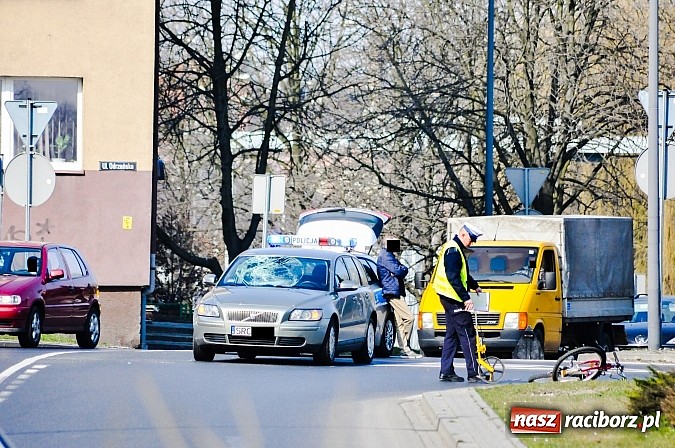 Zdjęcie w galerii na portalu naszraciborz.pl: Wypadek na rondzie. Volvo uderzyło w rowerzystę wiadomości z regionu