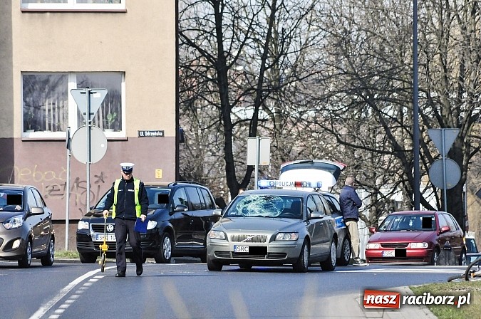 Zdjęcie w galerii na portalu naszraciborz.pl: Wypadek na rondzie. Volvo uderzyło w rowerzystę wiadomości z regionu