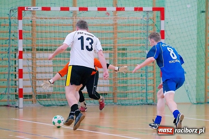 Zdjęcie w galerii na portalu naszraciborz.pl: Halowe zmagania w Arenie Rafako. Puchar Racibora pojechał do Pyskowic. Zespoły z Raciborza poza podium wiadomości z regionu
