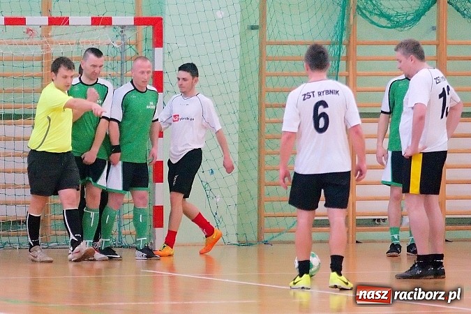 Zdjęcie w galerii na portalu naszraciborz.pl: Halowe zmagania w Arenie Rafako. Puchar Racibora pojechał do Pyskowic. Zespoły z Raciborza poza podium wiadomości z regionu