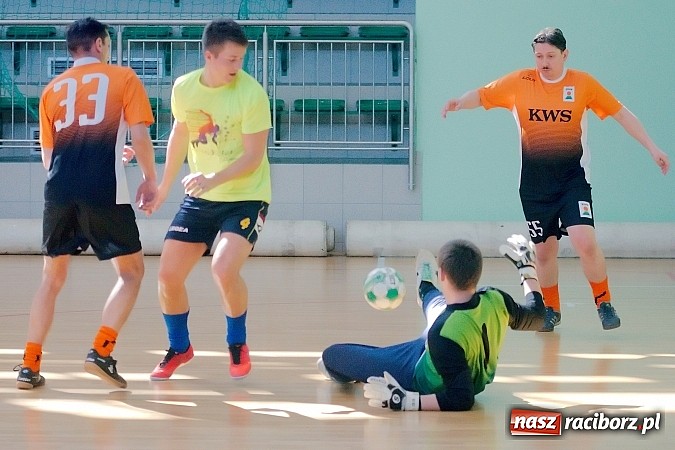 Zdjęcie w galerii na portalu naszraciborz.pl: Halowe zmagania w Arenie Rafako. Puchar Racibora pojechał do Pyskowic. Zespoły z Raciborza poza podium wiadomości z regionu