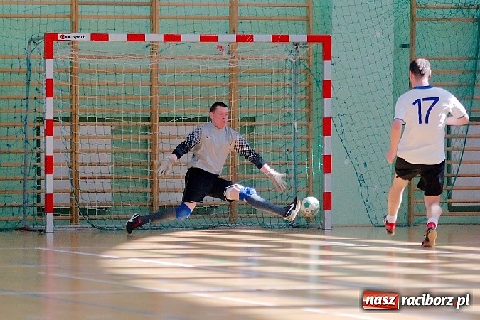 Zdjęcie w galerii na portalu naszraciborz.pl: Halowe zmagania w Arenie Rafako. Puchar Racibora pojechał do Pyskowic. Zespoły z Raciborza poza podium wiadomości z regionu