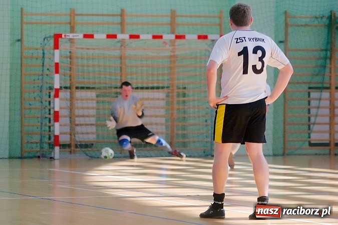 Zdjęcie w galerii na portalu naszraciborz.pl: Halowe zmagania w Arenie Rafako. Puchar Racibora pojechał do Pyskowic. Zespoły z Raciborza poza podium wiadomości z regionu