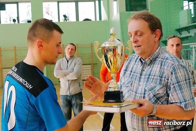 Zdjęcie w galerii na portalu naszraciborz.pl: Halowe zmagania w Arenie Rafako. Puchar Racibora pojechał do Pyskowic. Zespoły z Raciborza poza podium wiadomości z regionu
