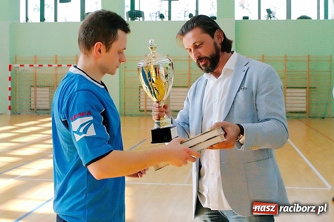 Zdjęcie w galerii na portalu naszraciborz.pl: Halowe zmagania w Arenie Rafako. Puchar Racibora pojechał do Pyskowic. Zespoły z Raciborza poza podium wiadomości z regionu